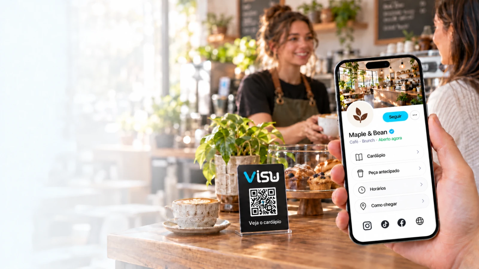 Mão segurando o perfil VISU Link de um café ao lado de um display com QR da VISU no balcão