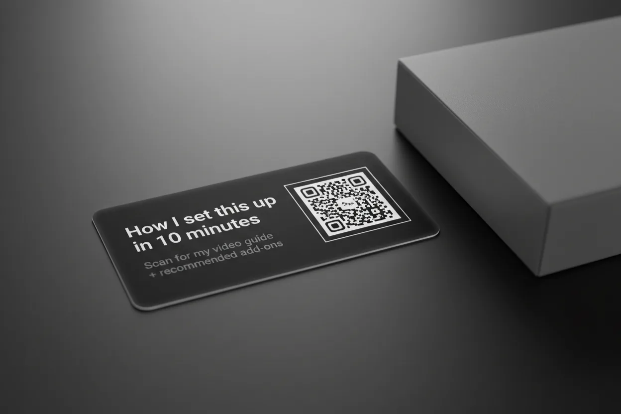 Tarjeta de inserto en unboxing con código QR para pasos de configuración y complementos