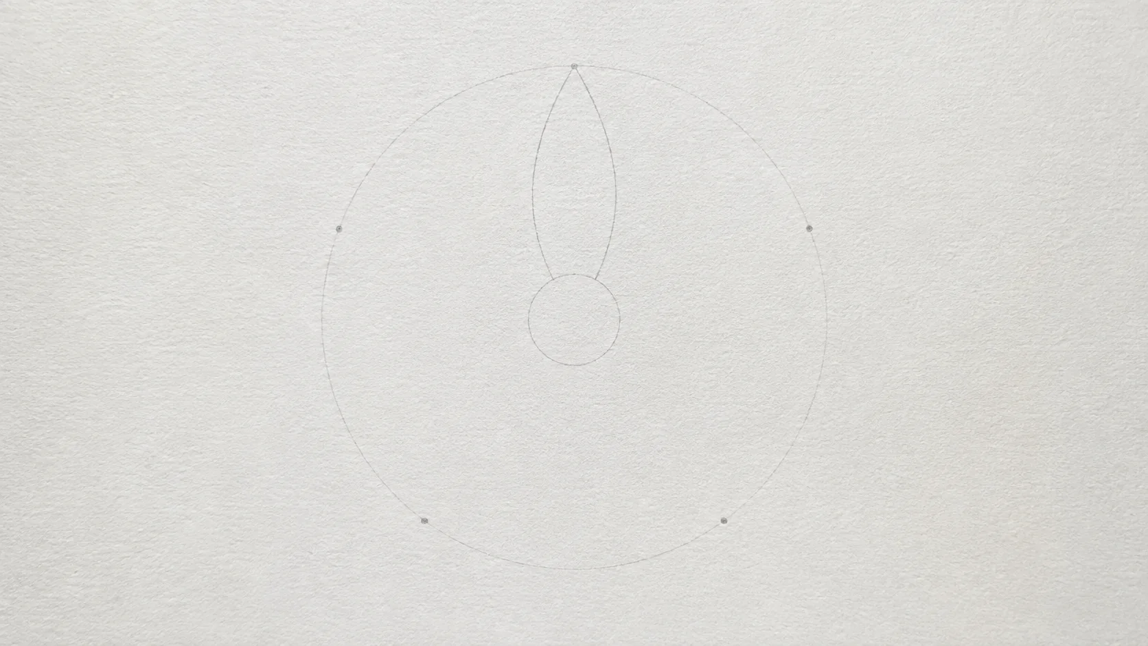 Página de caderno com a construção inicial de um desenho de flor: um pequeno círculo central, um círculo guia maior e claro em volta, cinco pontos leves marcando as pontas das pétalas e uma pétala começada
