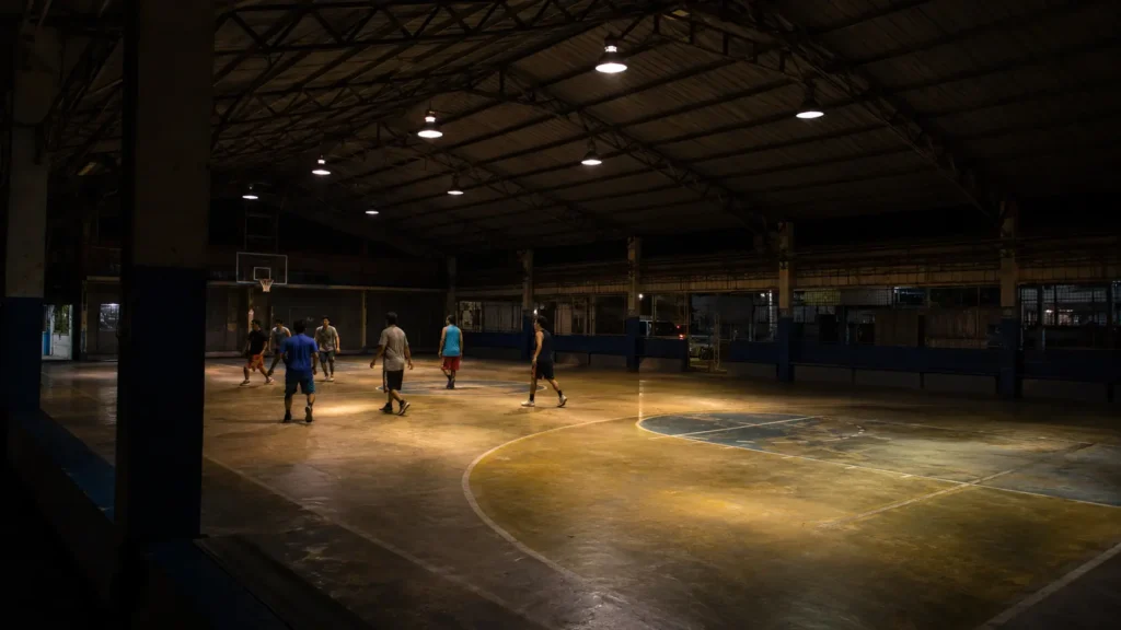 Cómo grabar en cancha techada: la luz es la restricción (2026)