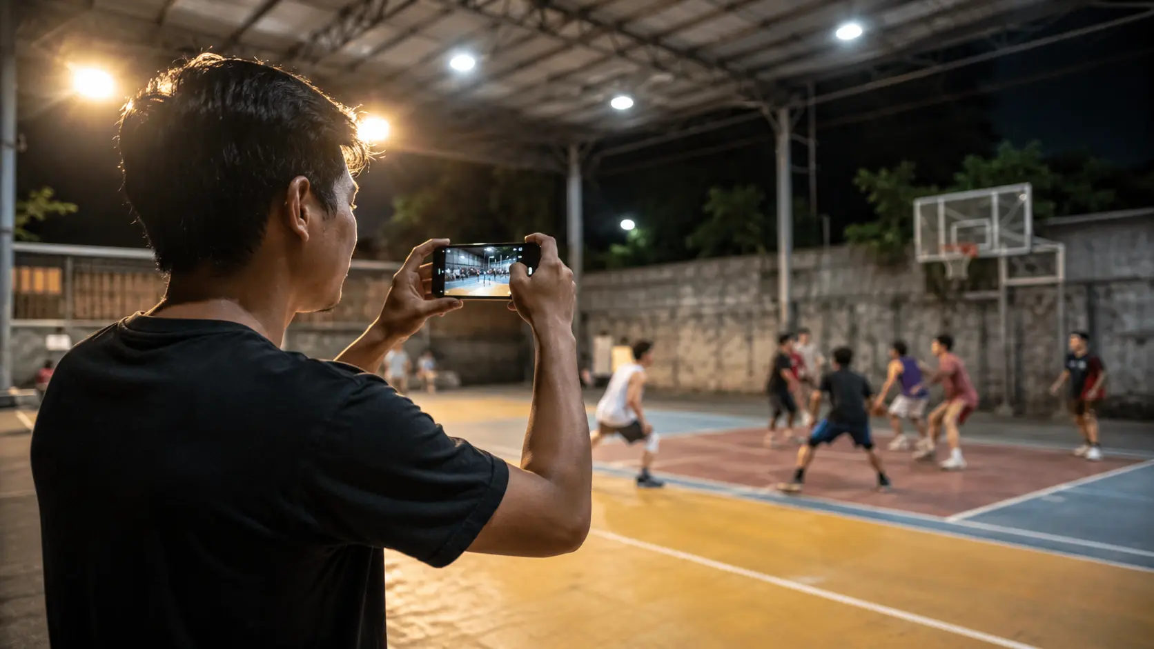 Techo de cancha techada donde algunas luminarias son cálidas y otras frías, cambiadas en épocas distintas